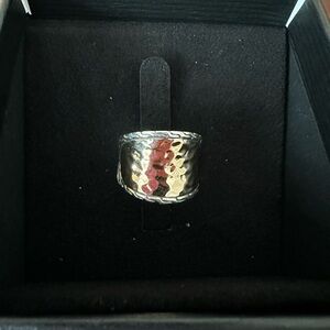 John Hardy Gold and Silver Classic Chain Hammered Saddle Ring SIZE 6